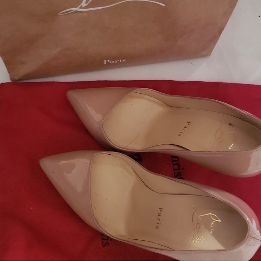 Fully preserved.Only 2 poses.Certificate.Original cost receipt Original bag